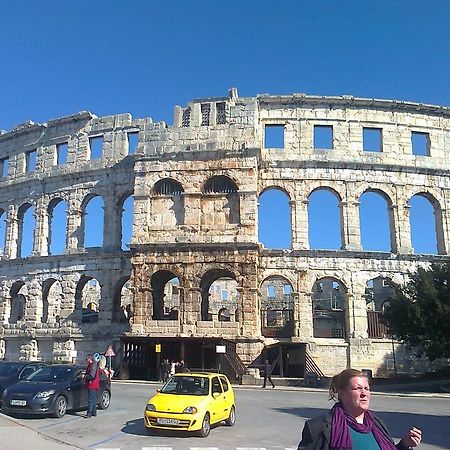 Apartment For Holidays In Pula Quarto foto