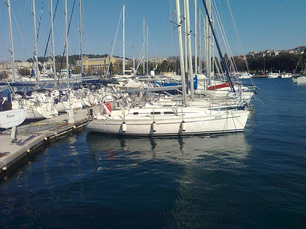 Apartment For Holidays In Pula Quarto foto