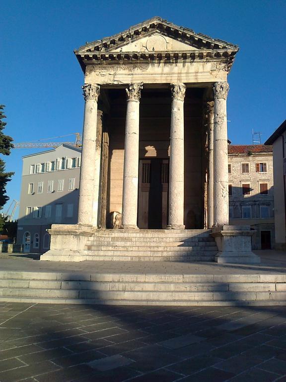 Apartment For Holidays In Pula Quarto foto
